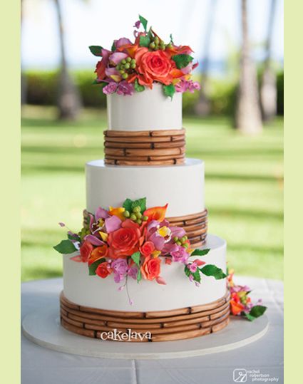 Wedding Cake Diy Decorating, Tiki Wedding, Hawaii Cake, Tropical Wedding Cake, Cake With Flowers, Luau Wedding, Fiesta Tropical, Cake Studio, Gorgeous Wedding Cake