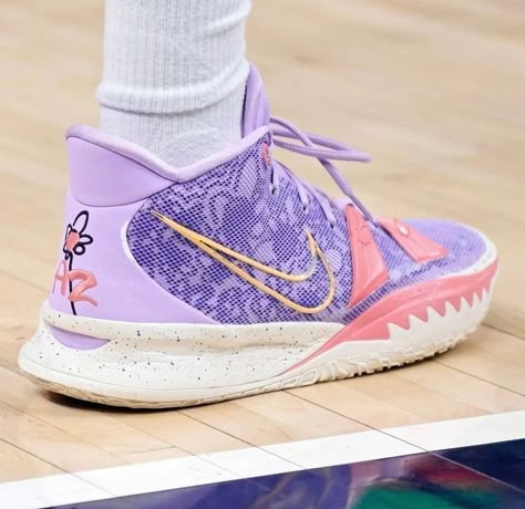 Zapatillas Kyrie Irving, Vball Shoes, Zapatillas Nike Basketball, Basketball Shoes Kyrie, Curry Basketball Shoes, Pink Basketball Shoes, Best Volleyball Shoes, Hoop Shoes, Bball Shoes