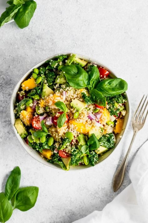 Kale quinoa salad with a sweet lemon vinaigrette. Packed with juicy mango, tomatoes, heart healthy avocado, nutty quinoa and crunchy kale. This salad is perfect for parties or for packing for lunch. #kalesalad #saladrecipe #mealprepping #healthysalad #quinoarecipe #vegetarianrecipe #lunchideas #healthylunch Edamame Quinoa Salad, Edamame Quinoa, Courtney Williams, Crunchy Kale, Chris Freytag, Cold Salads, Kale Quinoa Salad, Recipes Meat, Healthy Avocado