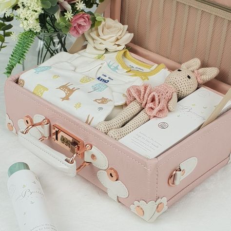 A luxury baby keepsake case, carefully packed full with a selection of premium and organic new baby products for an unforgettable new baby gift. Luxury Baby Gifts, Valentines Gift Bags, Neutral Print, Girl Gift Set, Baby Gift Hampers, Gift Luxury, Baby Bath Time, Baby Hamper, Designer Baby