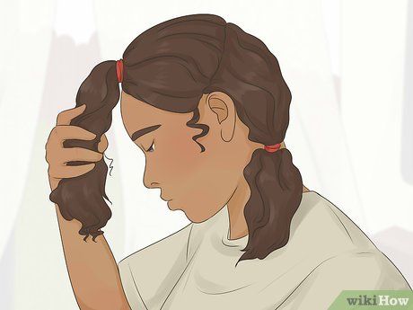 How To Give Layers In Hair, Layered Hair With Curly Hair, Layer Short Curly Hair, Curly Hair And Layers, Diy Women Haircut, How To Layered Haircut, Best Layers For Curly Hair, Layer Haircut Curly Hair, Manes By Mell Haircut