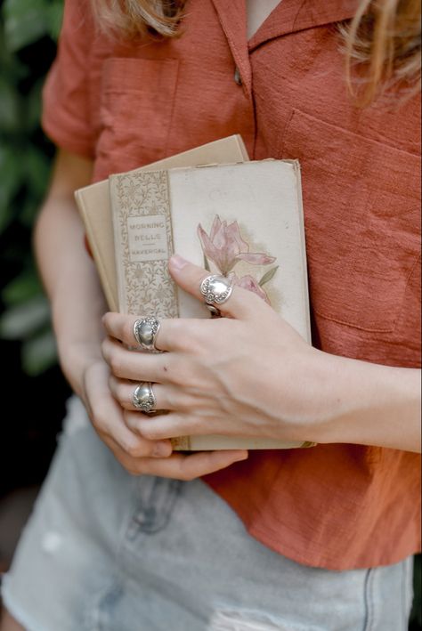 Spoon Rings Aesthetic, Elle Core, Ring Poses, Literature Aesthetic, Ring Aesthetic, Rings Aesthetic, Aesthetic Accessories, Spoon Ring, Spoon Jewelry