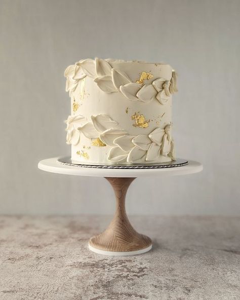 Elizabeth Sund | Minot Cake Artist on Instagram: "✨White on white cakes let the texture shine.✨  #buttercreamcake #cakedesign #cake #weddingcake" Cake Designs Modern, White And Gold Marble Cake, Fall Flowers Cake, White Birthday Cake Design, Vintage Cake With Flowers, Wedding Cakes 1 Tier, White Cakes Ideas, Textured White Cake, Simple White Cake Design