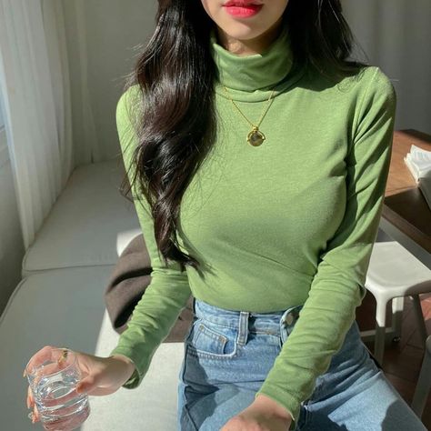 Light Green Turtleneck, Lime Green Turtleneck Outfit, Turtleneck Necklace, Green Turtleneck Outfit, Highwasted Jeans, Turtleneck Aesthetic, High Neck Outfit, Kfashion Ulzzang, Turtleneck Outfit