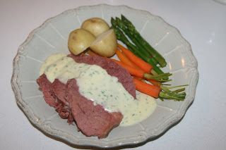 I'm hungry too: Corned Beef with Parsley White Sauce Corned Beef Sauce, Corned Beef Fritters, Recipe With Tomato Sauce, Corned Silverside, Cabbage And Rice, Nigerian Stew, Corned Beef Recipe, Potato Side Dishes Easy, Beef Sauce