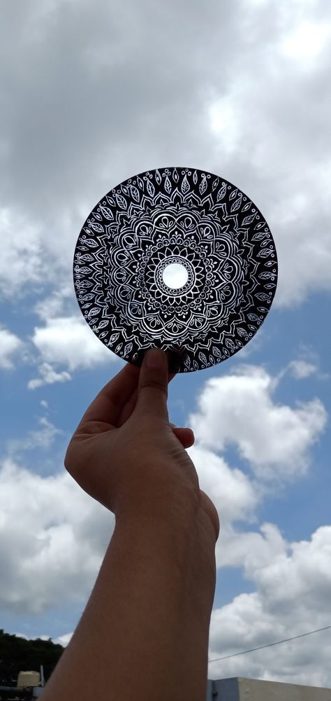 Cd Mandala Art, Cd Idea, Cd Art, Mandala Design Art, Diy Creative Crafts, Mandala Drawing, Diy Creative, Mandala Design, Creative Crafts