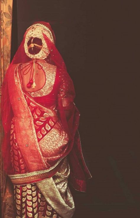 Hair Care Photography, Bride Bengali, Bengali Tradition, Photography Hairstyles, Bun Design, Bengali Saree, Saree Jackets, Bengali Bridal Makeup, Veil Styles