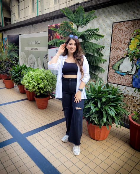 Black and white outfit, funky background, casual wear, movie date White Oversized Shirt, Movie Date, Oversized Jeans, Styling Fashion, Black Ripped Jeans, Keeping It Simple, Black Crop Top, Fit Check, Black Crop