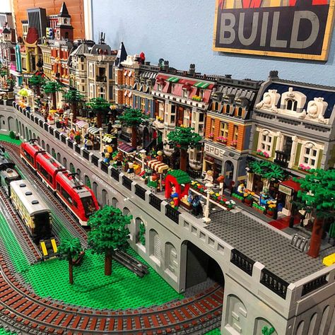 Lego City Display, Lego Bridge, Parisian Restaurant, Lego City Train, Lego Village, Table Birthday, Lego Wall, Lego City Sets, Lego Sculptures