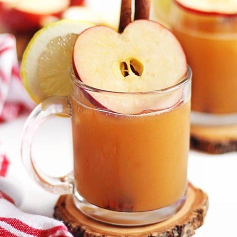 Apple cider hot toddy recipe! Warm up with this delicious hot apple toddy whiskey cocktail! Warm Apple cider, whiskey, honey, and lemon make this perfect for those cool nights! // Rhubarbarians // #hottoddy #whiskeycider #applecider #appletoddy #fallcocktail #rhubarbarians Alcoholic Drinks Winter, Holiday Cider, Apple Cider Hot Toddy, Hot Toddy Cocktail, Spice Bag, Toddy Recipe, Hot Toddies Recipe, Apple Cider Cocktail, Apple Cider Recipe