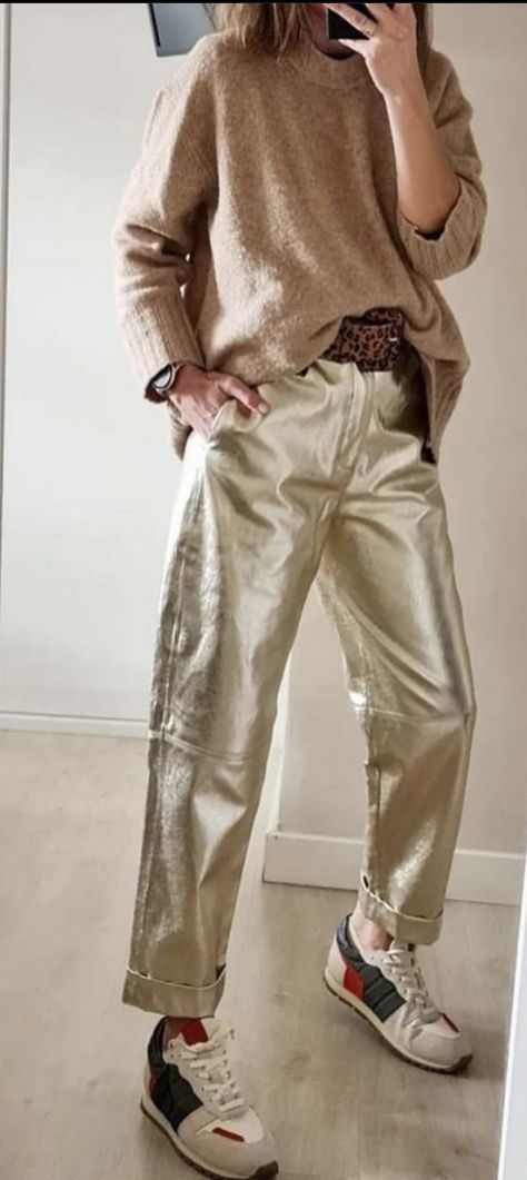 Gold Pants Outfit, Gold Jeans, Silver Pants, Gold Pants, Metallic Pants, Office Outfits Women, Fashionista Style, Mode Inspiration, Pants Outfit