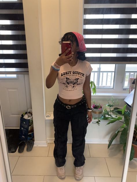 Bandana Hairstyles Black Women, Pink Bandana Outfit, Pink 2000s Outfit, 2000s Aesthetic Outfits, Outfit Inspo Pink, Bandana Outfit, Pink And Black Nikes, Bracelets Pink, Pink Bandana