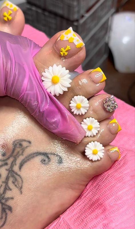 Yellow Toenails Design, Polygel Toenails, Toenail Art Designs Black Women, Neon Yellow Pedicure Toenails, Yellow And Black Toenail Designs, Pink Toe Nails With Flower Design, Yellow Toe Nails, Toe Nail Color, Gel Toe Nails