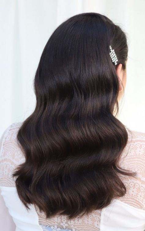 Wedding Hair Hollywood Waves, Wedding Hair Hollywood, Hair Hollywood Waves, Vintage Waves Hair, Brunette Bridal Hair, Hair Down Styles, Classy Accessories, Hollywood Curls, Wedding Hair Trends