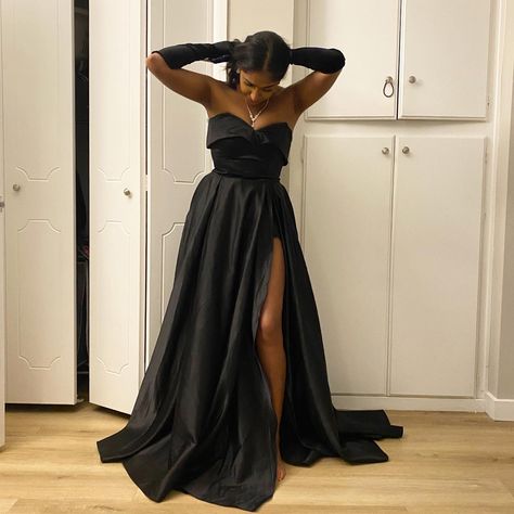 Black Ball Gown With Gloves, Ball Gown With Gloves, Black Long Dress Outfit, Black Dress With Gloves, Prom Dress With Gloves, Black Gala Dress, Gown With Gloves, Black Prom Gown, Black Gown Dress