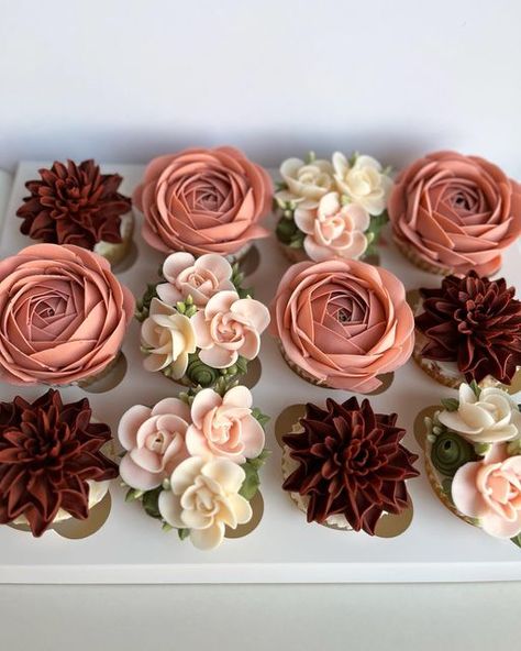 Mauve Wedding Cupcakes, Burgundy Cupcakes Wedding Ideas, Boho Flower Cupcakes, Winter Flower Cupcakes, Fall Flowers Cake, Wedding Cupcakes Fall, Boho Cupcakes Wedding, Baby In Bloom Cupcakes, Boho Wedding Cupcakes