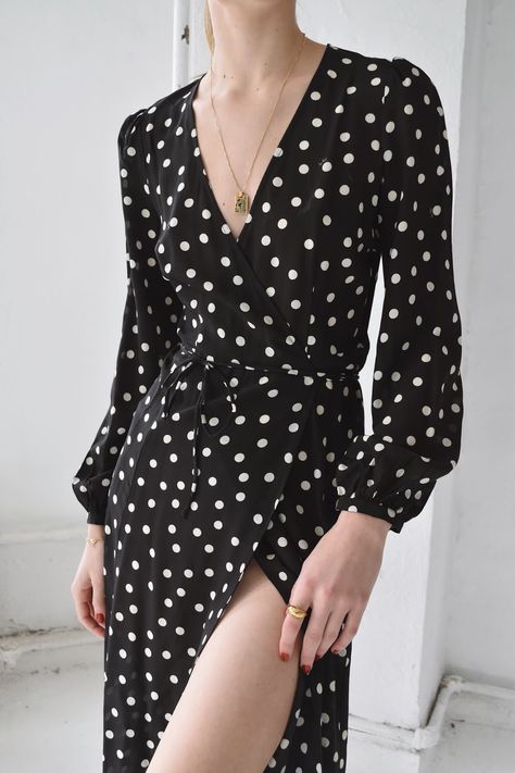 get réal White Polka Dot Dress Outfit, Jerry Yan, Vintage Parisian, Spot Design, Polka Dots Fashion, Pretty Style, High Fashion Street Style, Casual Street Style, Parisian Style