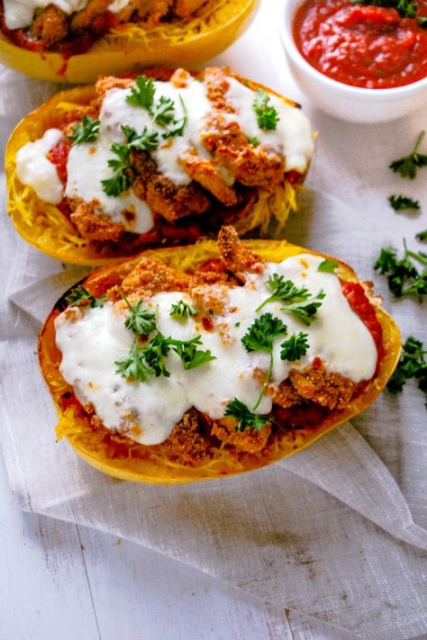 Chicken Parmesan Spaghetti Squash - Layers of Happiness Chicken Recipes Parmesan, Chicken Parmesan Spaghetti, Spaghetti Squash Recipes Chicken, Best Spaghetti Squash Recipes, Parmesan Spaghetti Squash, Parmesan Spaghetti, Baked Spaghetti Squash, Chicken Spaghetti Squash, Spaghetti Squash Recipes