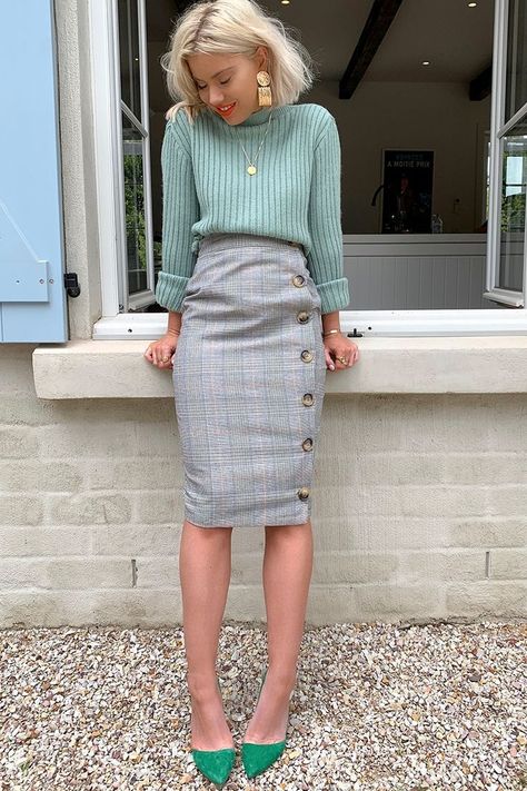 Career Woman Fashion, Mint Sweater, Skirt Diy, Grey Pencil Skirt, Skirt With Buttons, Skirts Midi High Waisted, Summer Work Outfits, Outfit Trends, Business Outfit