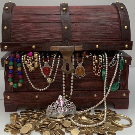 Diy Wooden Treasure Chest, Treasure Chest Decor, Treasure Chest Costume, Diy Treasure Chest, Treasure Chest Craft, Pirates Chest, Beach Halloween, Cruise Theme, Chest Decor