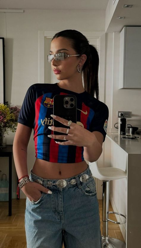 Barcelona Women, Women Fitness Photography, Madrid Girl, 90s Outfit, Football Outfits, Team T Shirts, Street Outfit, Cute Everyday Outfits, Lookbook Outfits