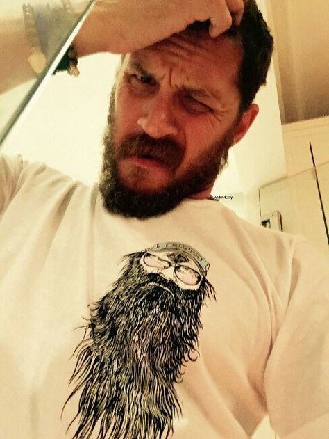 Tom Hardy Tom Hardy Selfie, Tom Hardy Beard, Tom Hardy Actor, Mens Hairstyles With Beard, Hardy Boys, Beard Tattoo, Thomas Hardy, Bearded Man, Tom Hardy