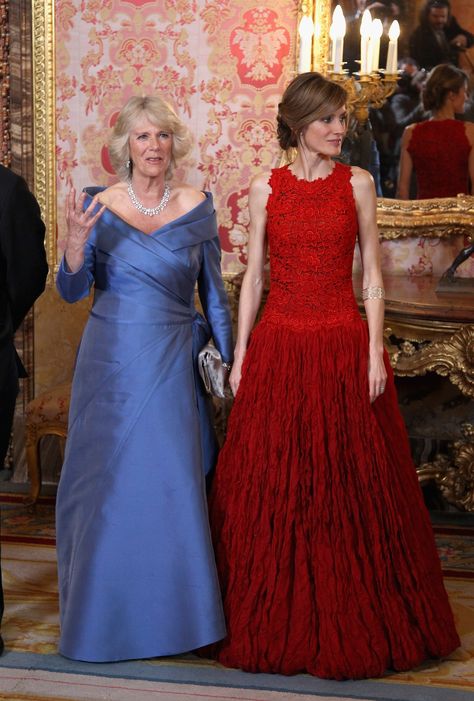 Royal Dresses Queens Gowns, Royal Dresses Queens, Royal Fashion Princesses, Royal Wedding Outfits, Queen Gown, Royal Gowns, Outstanding Outfits, The Brits, Princess Letizia