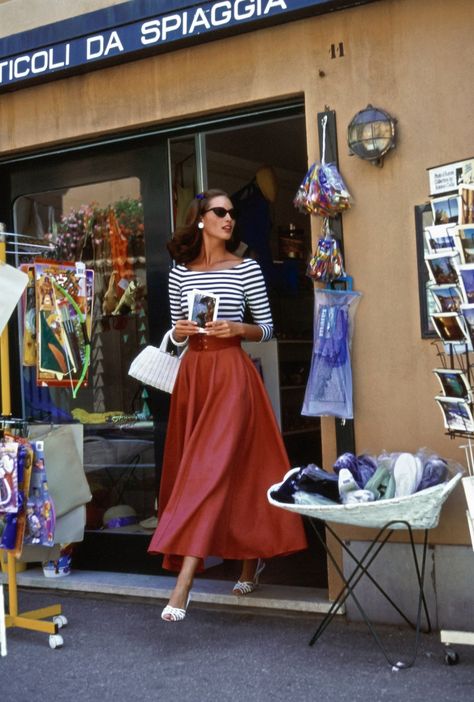 15 Easy Summer Outfit Ideas for Women | Vogue Cos Stores, Vogue Archive, Simple Summer Outfits, Slim Aarons, Couture Mode, Christy Turlington, Red Skirt, Miss Dior, Denim Midi Skirt