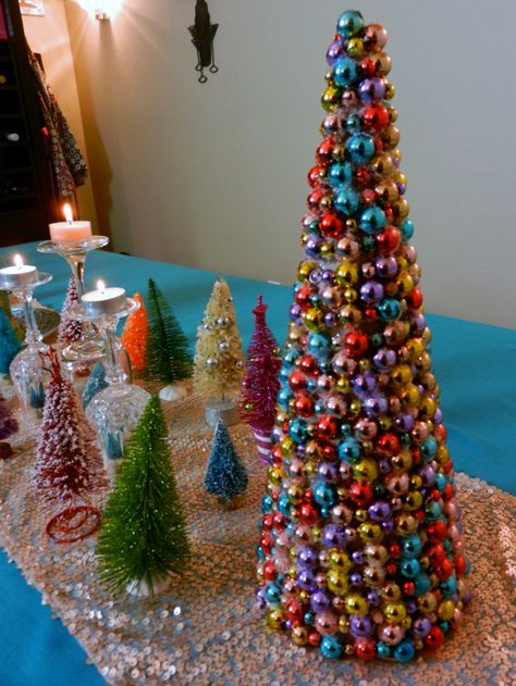 Crafting Diva: Decorative Beaded Christmas Trees - DivineMrsDiva.com Beaded Styrofoam Christmas Tree, Rhinestone Christmas Tree Diy, Beaded Xmas Tree, Beaded Christmas Tree Ornaments Diy, Styrofoam Tree Crafts, Beaded Christmas Trees, Styrofoam Cone Christmas Trees, Styrofoam Trees Christmas Diy, Bead Christmas Trees