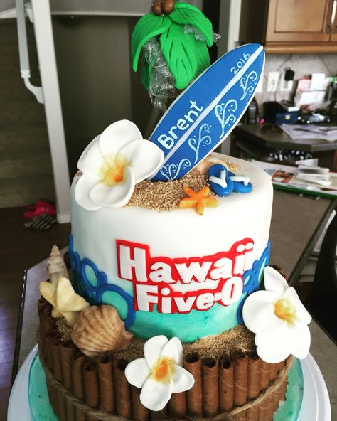 Hawaii Five-oh cake for a 50th birthday Hawaii Birthday Cake, Hawaiian Party Cake, Luau Party Cakes, Hawaiian Birthday Cakes, 50th Birthday Cakes For Men, Hawaii Birthday Party, Hawaii Birthday, Hawaii Cake, 17. Geburtstag