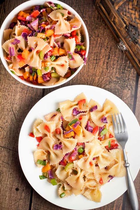 Amazing Spicy-Sweet Thai Chili Pasta- packed with veggies- via veggiechick.com #vegan Chili Pasta Recipe, Los Angeles Sign, Sweet Thai Chili, Pasta Italy, Chili Pasta, Dinner Italian, Potluck Side Dishes, Chicke Recipes, Recipe Lunch