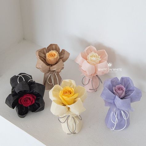 Valentine Bouquet Ideas, Single Flower Arrangements, Single Bouquet Flower, Wrap A Bouquet In Paper, Paper Flowers Easy Diy, Wrap A Bouquet, Flower Bouquet Aesthetic, Mini Flower Bouquet, Preserved Flower Bouquet