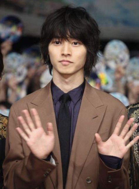 Black Hair Japanese, Boyfriend Haircut, Japanese Men Hairstyle, Long Messy Hair, Japanese Haircut, Yamazaki Kento, Hip Hop World, Shaggy Short Hair, Kento Yamazaki