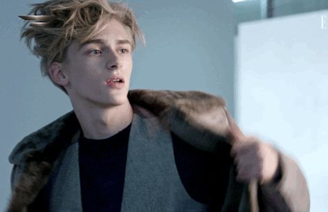 Damon Y Elena, Blonde Kids, Redhead Men, Lucky Blue Smith, Neville Longbottom, Boy Gif, Boy Face, Aesthetic People, Elle Magazine