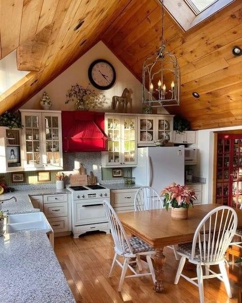 Barn Dominium, Houses On Wheels, Aesthetic Cottage Core, Cottagecore House, Baddie Apartment Ideas, Eclectic Apartment, Cottage Porch, Aesthetic Cottage, Country Rose