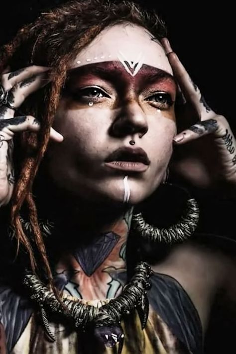 Viking Makeup, Portret Feminin, Fantasy Make-up, Halloweenský Makeup, Drawing Hair, Smink Inspiration, Photographie Portrait Inspiration, Drawing Faces, 문신 디자인