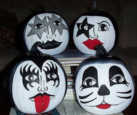 Kiss Pumpkin, Pumpkin Drawings, Pumpkin Decorating Contest, Pumpkin Drawing, Amazing Pumpkin Carving, Hand Painted Pumpkin, Pumpkin Contest, Carved Pumpkins, Pumpkin Designs