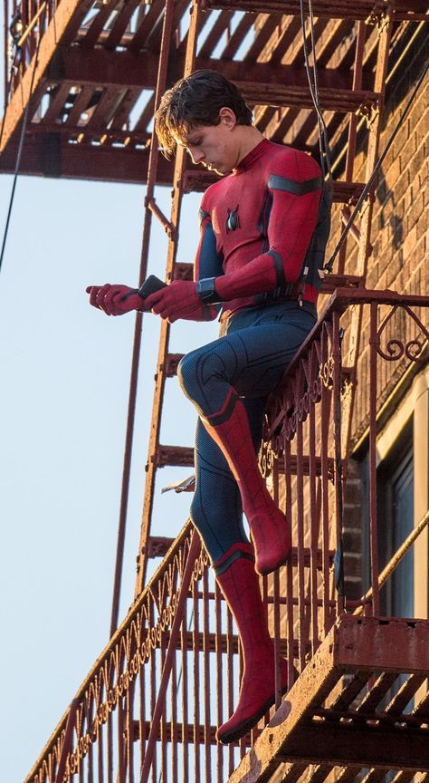 Tom Peters, Image Spiderman, Tom Holland Zendaya, Tom Holland Imagines, Tom Holland Peter Parker, Marvel Photo, Marvel Images, Spiderman Pictures, Tom Holland Spiderman