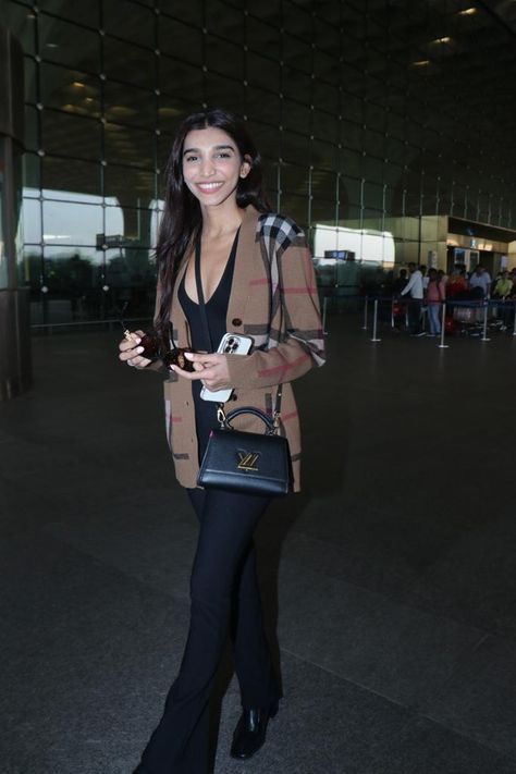 Fashion influencer Juhi Godambe Jain @juhigodambe, spotted leaving for New York Fashion Week. https://gracesofa.blogspot.com/2023/02/fashion-influencer-juhi-godambe-jain.html Juhi Godambe, Fashion Influencer, New York Fashion Week, New York Fashion, Influencer, Fashion Blogger, Fashion Week, New York, India