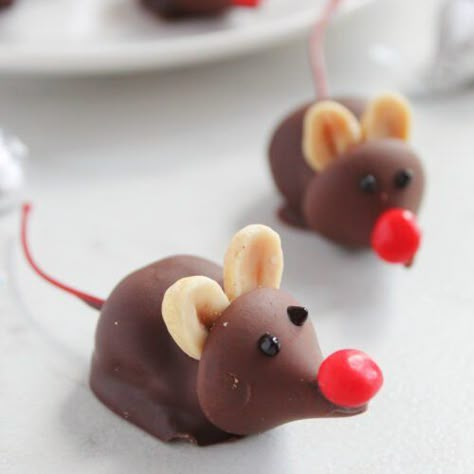 Christmas Mice Candy, Mice Candy, Chocolate Mice, Chocolate Chip Frosting, Red Hots Candy, Holiday Candy Recipes, Holiday Fruit, Oreo Cream, Christmas Mice