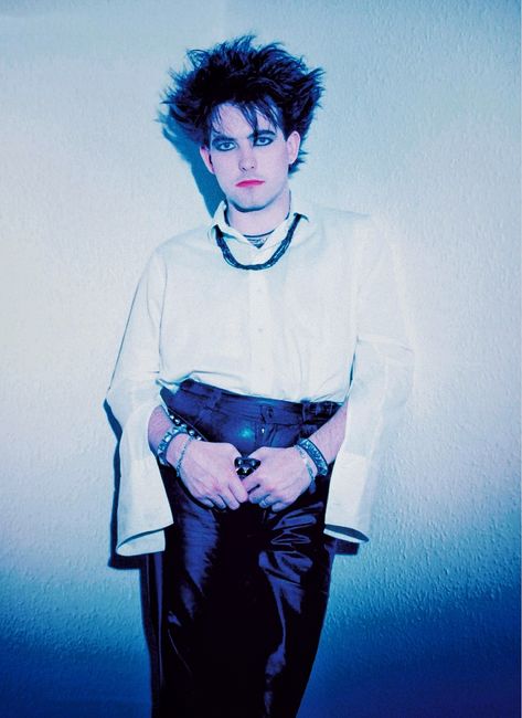 ℜ𝔬𝔟𝔢𝔯𝔱 𝔖𝔪𝔦𝔱𝔥, 1983 || 📷 by Neil M. Matthews. James Smith, The Wedding Singer, Robert Smith, Goth Art, Guitar Hero, Pink Eyes, Draw On Photos, Oui Oui, Post Punk