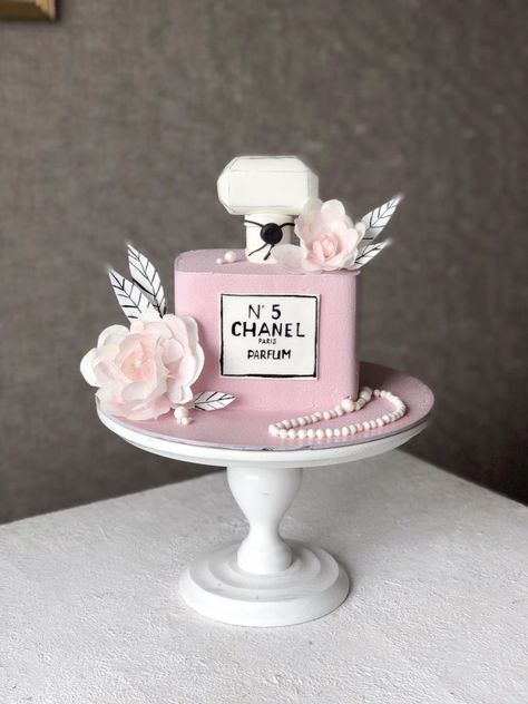 Perfume Cake Ideas, Unique Cake Ideas, Perfume Cake, Cupcakes Design, Chanel Cake, Bottle Cake, Fantasy Cake, Luxury Cake, Elegant Birthday Cakes