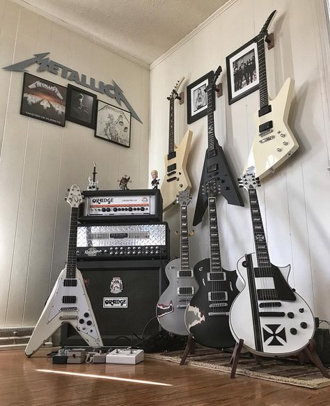 Hetfield got me “backed into a corner”👊😈...#metallica #jameshetfield #jaymz #metallicafamily #guitarporn #guitarra #espguitars #ltdguitars… Metallica Room Decor, Metallica Bedroom, Metalhead Room Decor, Guitar Room Ideas, Metalhead Room, Home Music Studio Ideas, James Hetfield Guitar, Guitar Aesthetic, Band Room