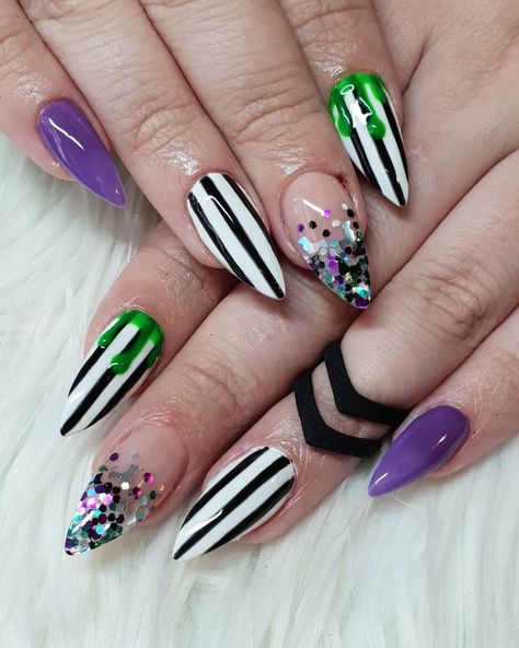 We are loving these Beetlejuice inspired nails! Featuring our Hunt Midi Ring 🖤 . . . . @chloesmithnailtechnician #rogueandwolf #longclaws #longnails #nailart #nailartist #naildesign #nailpolish #nails #nailsonpoint #nailstagram #nailswag #nailsofinstagram #spookygirl #halloween #halloweeniscoming #halloweenmakeup #halloweenready #beetlejuice #beetlejuicebeetlejuicebeetlejuice #witchy #witchythings #goals #goalsaf #goth Beetlejuice Nails, Holloween Nails, Halloween Acrylic Nails, Inspired Nails, Nail Swag, Halloween Nail Designs, Midi Ring, Nail Polish Designs, Halloween Nail Art