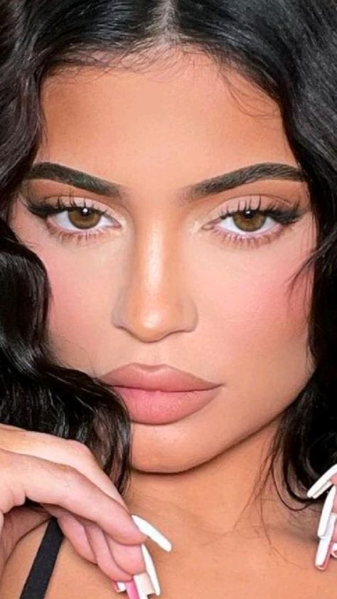 Kylie Jenner Everyday Makeup, Kylie Jenner Makeup Looks Natural, Kyle Jenner Make Up Looks, Kylie Jenner Makeup Looks, Kylie Jenner Eye Makeup, Kylie Jenner Eyes, Kylie Jenner Face, Kylie Jenner Makeup Look, Kylie Jenner Blonde