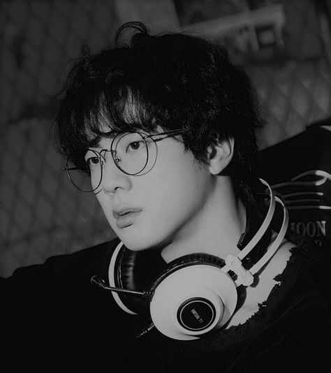 Jin Black And White, Jin Black, White Aesthetic Photography, Black And White Icons, Rosé Black And White, Bts Black And White, White Icons, Icons Bts, Army Wallpaper