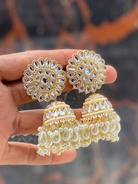 Earing Jhumka Design, Jhumkey Aesthetic, Kundan Earrings Jhumkas, What Jhumka, Diy Earrings Dangle, Stylish Jewelry Accessories, Hand Jewelry Rings, Creative Earrings, Desi Jewelry