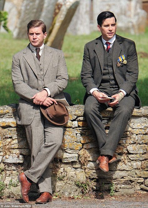 Downton Abbey Season 5: Finery: The gentlemen of Downton, Tom Branson and Thomas Barrow were dressed up in full suits, with some even wearing their war medals as a ... Branson Downton Abbey, Tom Branson, Storyboard Inspiration, Thomas Barrow, Rob James Collier, Downton Abbey Cast, Downton Abbey Series, Laura Carmichael, Men In Suits