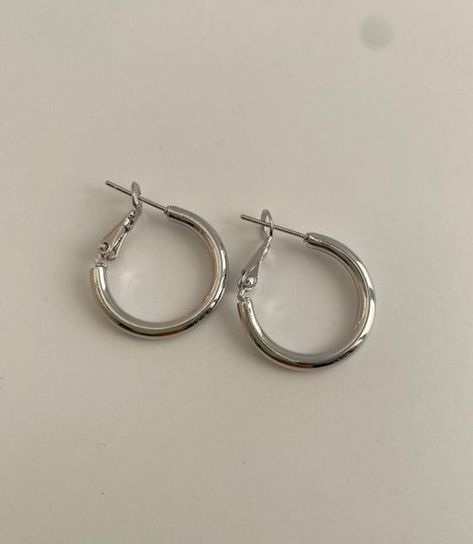 Small Silver Hoop Earrings, Earring Simple, Earrings Dangle Simple, Earrings Everyday, Silver Jewelry Earrings, Everyday Gifts, Jewelry Accessories Ideas, Dope Jewelry, Silver Circle