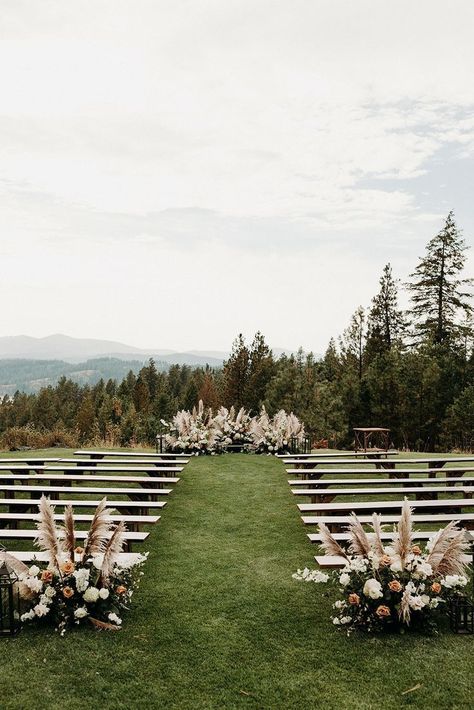 outdoor wedding ceremony with white benches overlooking beautiful mountain landscape, minimal yet dramatic wedding floral arrangement, modern wedding flowers, decor inspiration for wedding Aisle Decorations, Wedding Motifs, Wedding Ceremony Ideas, Deco Champetre, Modern Wedding Flowers, Extravagant Wedding, Wedding Ceremony Flowers, Pampas Gras, Ceremony Inspiration